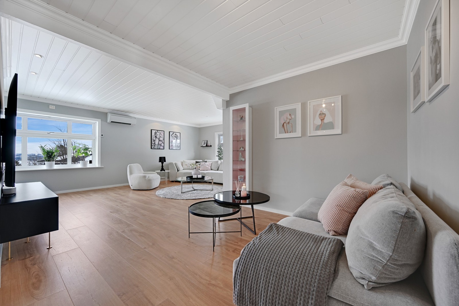 Det er pene og moderne gulv i stuen, vegger malt i delikat farge og lysmalt himling. Galleribilde