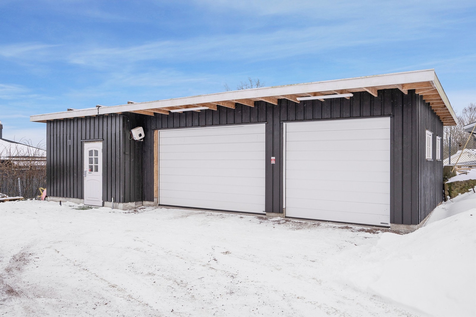 Nyere dobbelgarasje med solcelle på garasjen. Det ble gitt igangsettelsestillatelse fra 2019 og ferdigattesten er fra 2022. Galleribilde