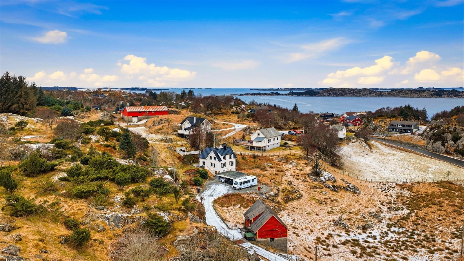 Huset har en idyllisk og landlig beliggenhet i Veivågen. Galleribilde