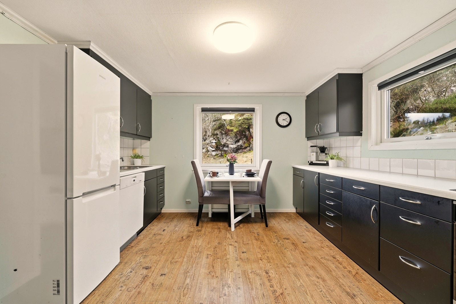 Romslig kjøkken med god skap- og benkeplass. Galleribilde