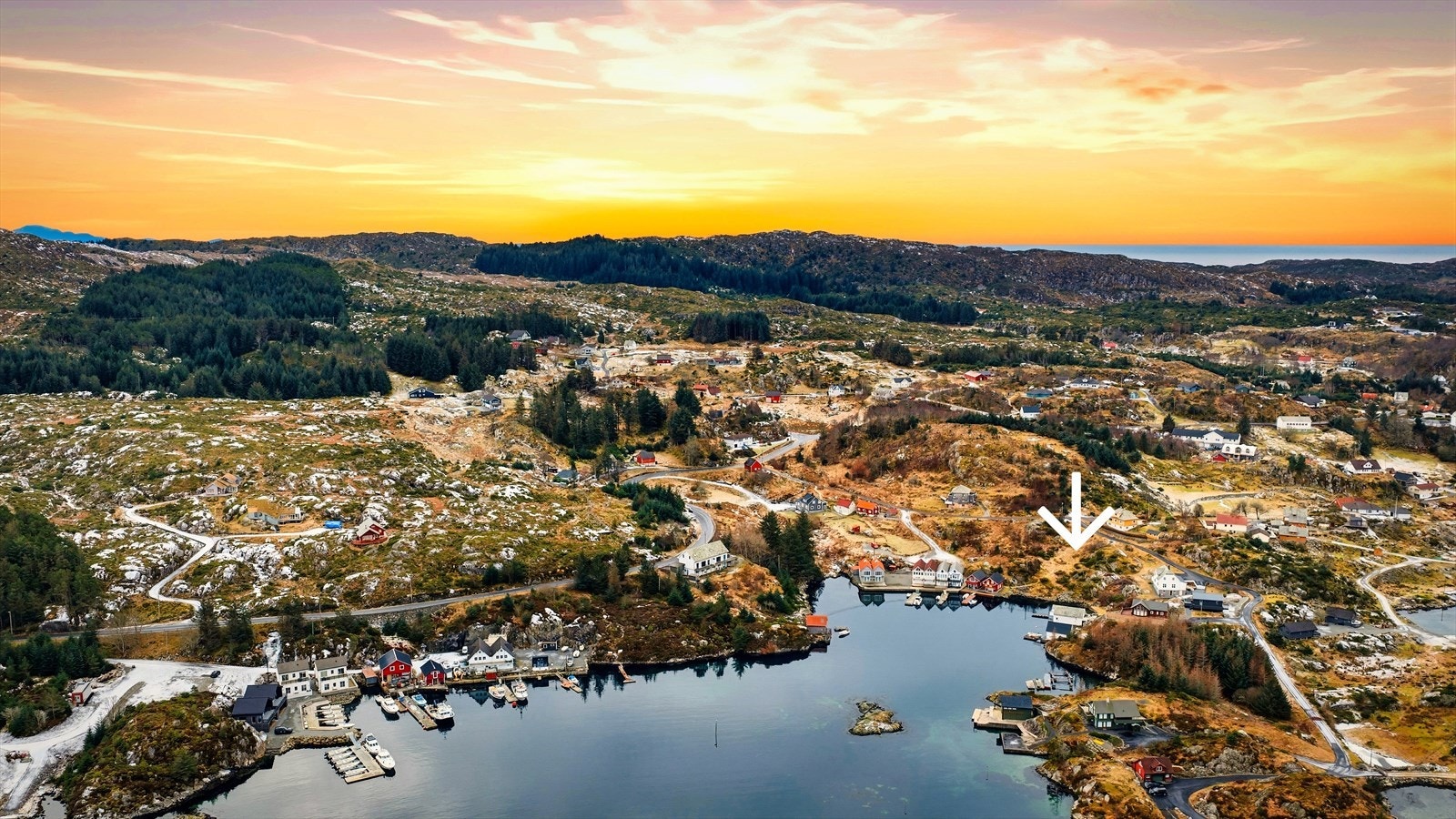 Eiendommen har en tinglyst båtfesterett en kort spasertur fra huset. Galleribilde