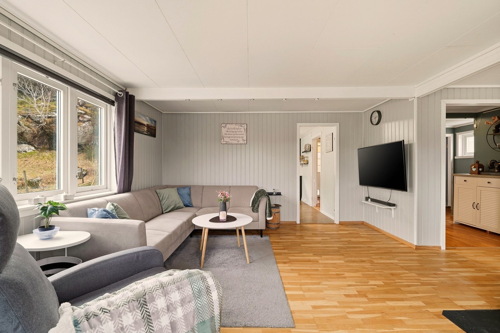 Store vinduer som tilfører rikelig naturlig belysning. Galleribilde