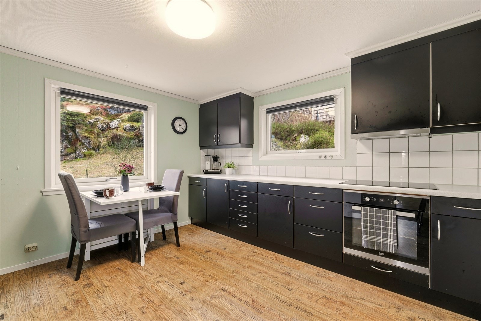 På kjøkkenet er det god plass til et lite spisebord, hvor man kan nyte morgenkaffen. Galleribilde