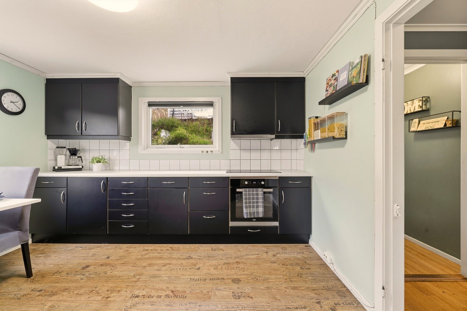 Her er integrert stekeovn fra Beko, induksjonstopp fra Siemens og oppvaskmaskin fra Miele. Galleribilde