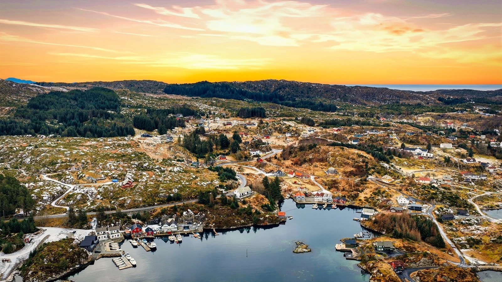 Det er herfra kort kjøreavstand til Bekkjarvik m/dagligvare, apotek, vinmonopol, restauranter, barneskole, barnehage mm. Galleribilde