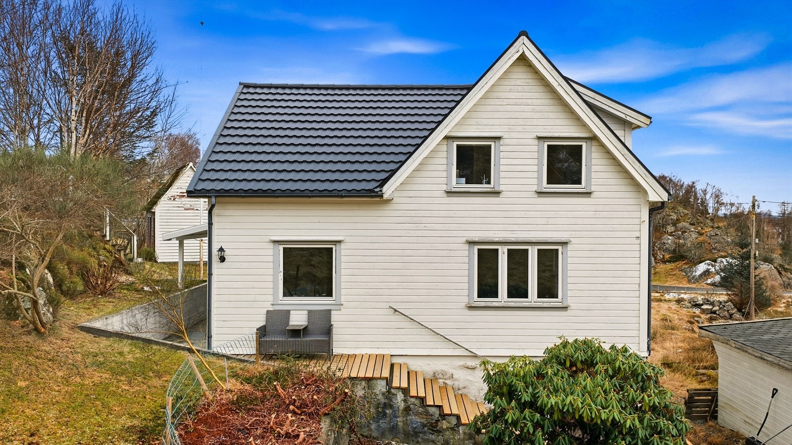 En spennende eiendom med tomteareal på hele 67 dekar! Eiendommen er bebygget med bolighus, eldre låve og røykhus. Galleribilde