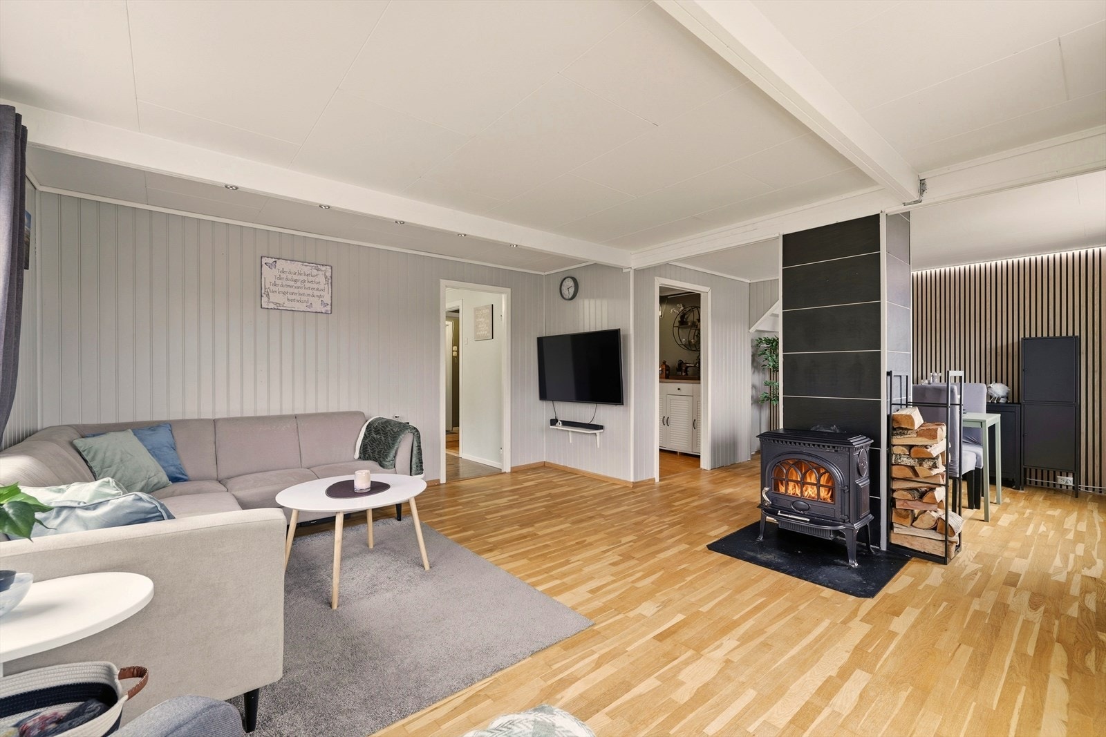 Lys og fin stue med god plass til både sitte- og spisegruppe. Galleribilde