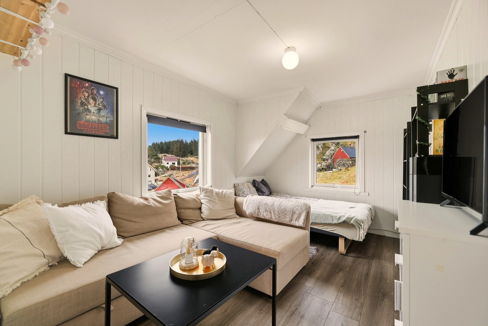 Det foreligger ikke tegninger på huset, ettersom huset ble bygget før 1965 og søknadsplikt til Austevoll kommune. Dette medfører at megler ikke kan kontrollere at bruken av rommene i boligen samsvarer med det de er godkjent som. Galleribilde