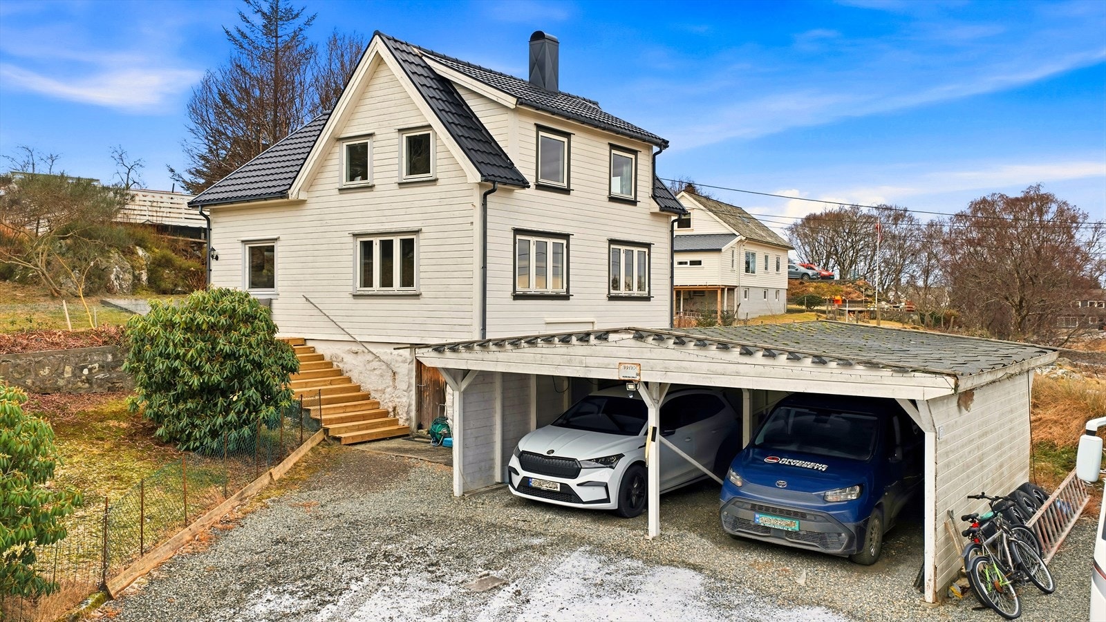 Eiendomsmegler Norge ved Elida Waage kan med glede presentere Øvre Veivågen 15! Galleribilde