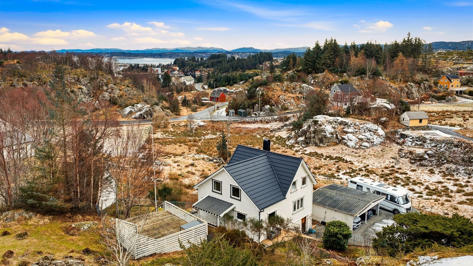 Boligen ligger i naturskjønne omgivelser med kort vei til sjøen med gode bade- og fiskemuligheter. Galleribilde