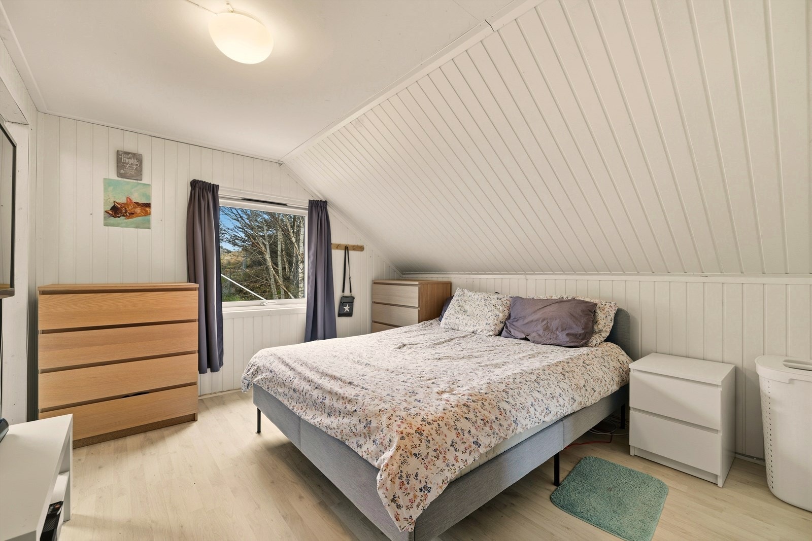 I 2.etg finnes 4 soverom + innredet kontor. Galleribilde