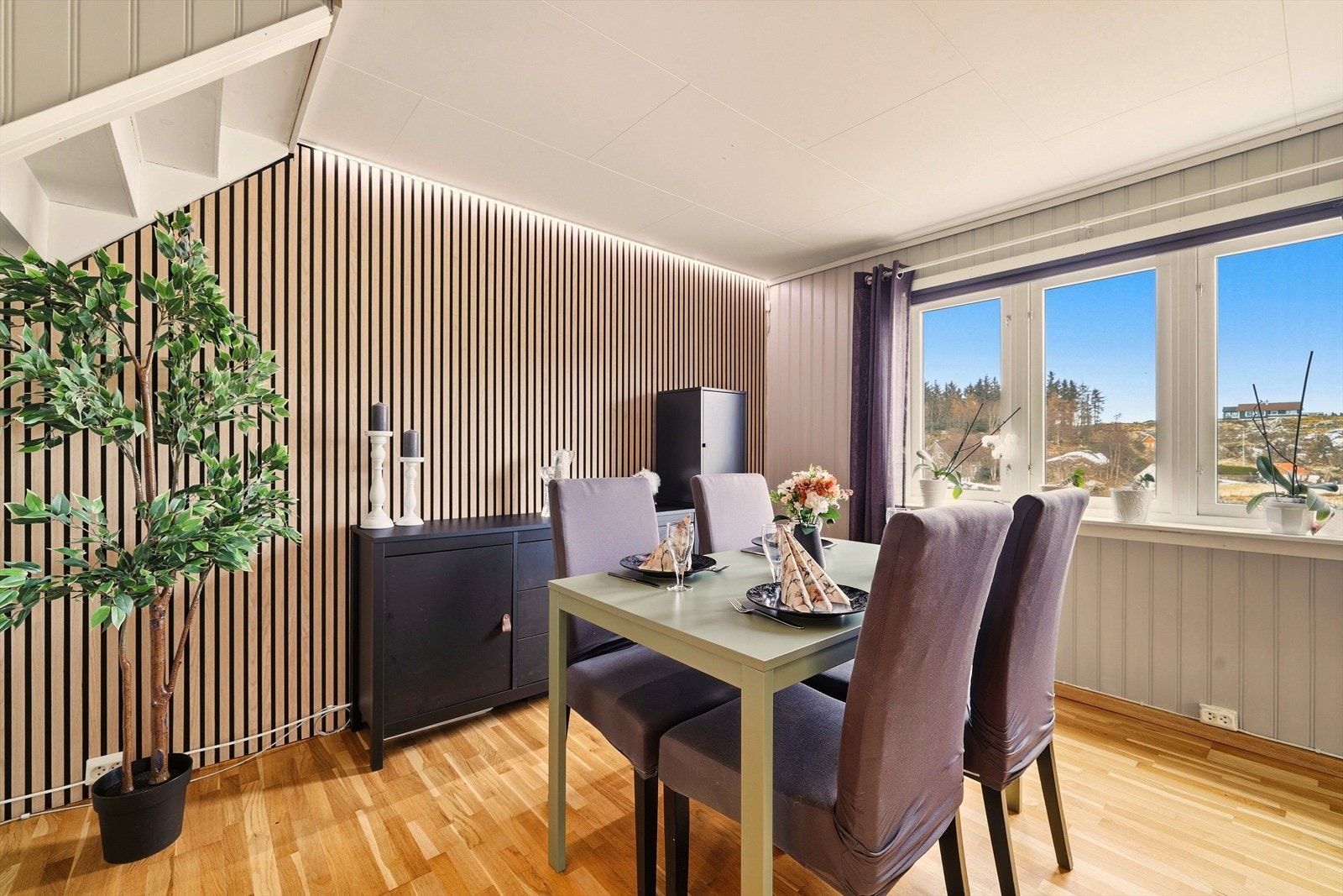 Her kan man spise middag mens man nyter utsikt mot nærområdet. Galleribilde