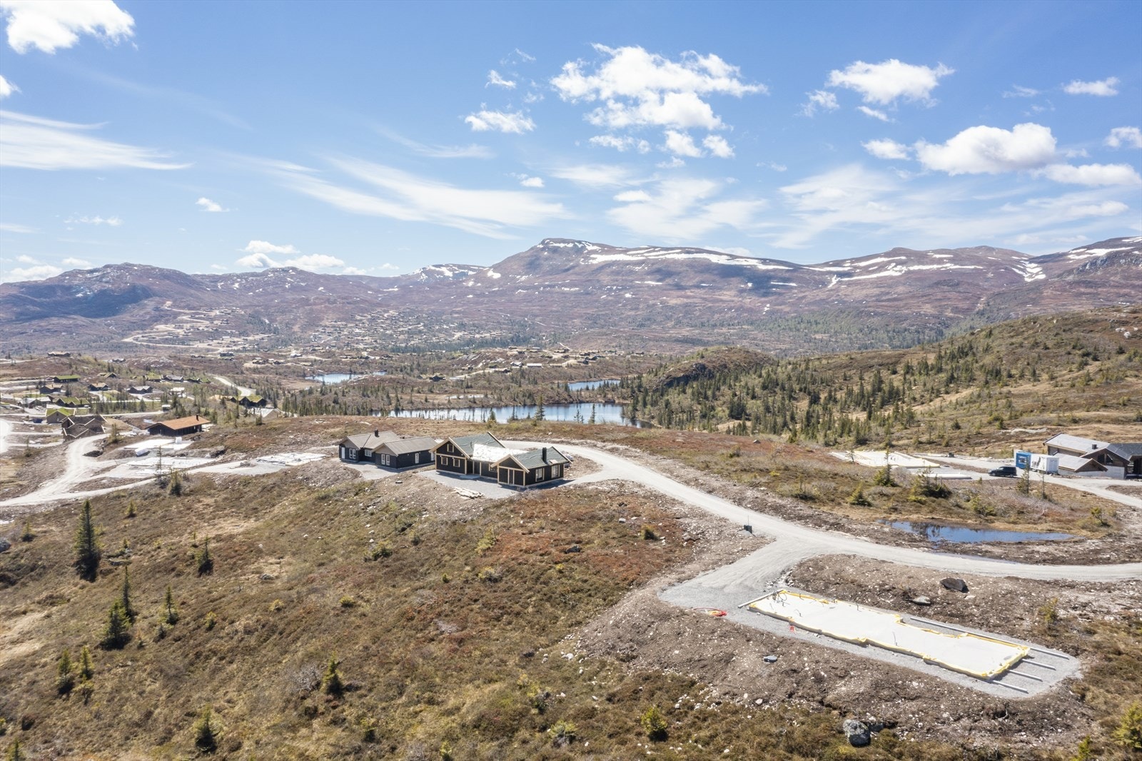 Tomten ligger i en blindvei som leder til kun 8 andre hytter/tomter. Galleribilde