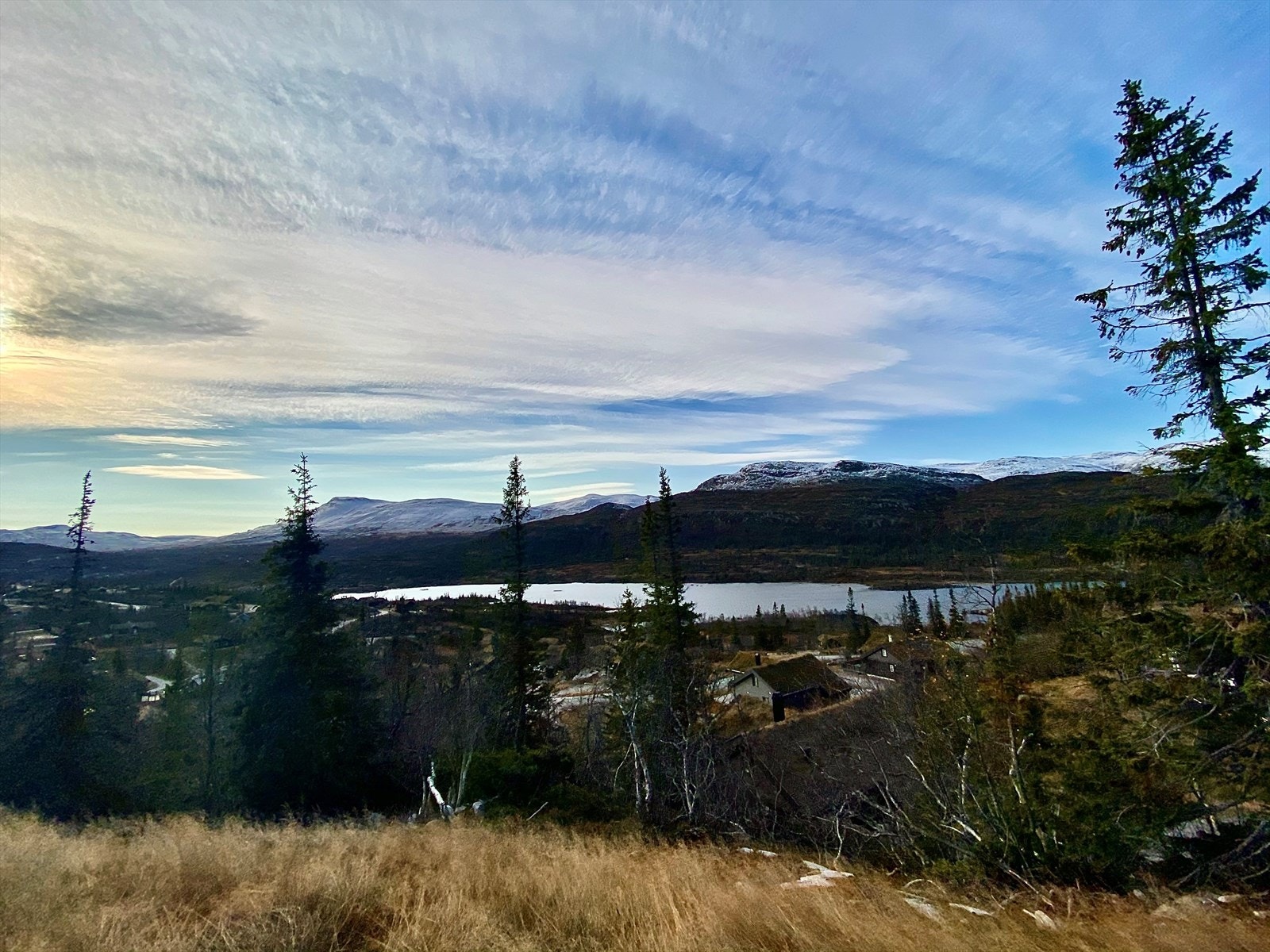 Fyrisjø og hvite fjelltopper en flott oktoberdag. Høgevarde er en perfekt helårsdestinasjon. Galleribilde