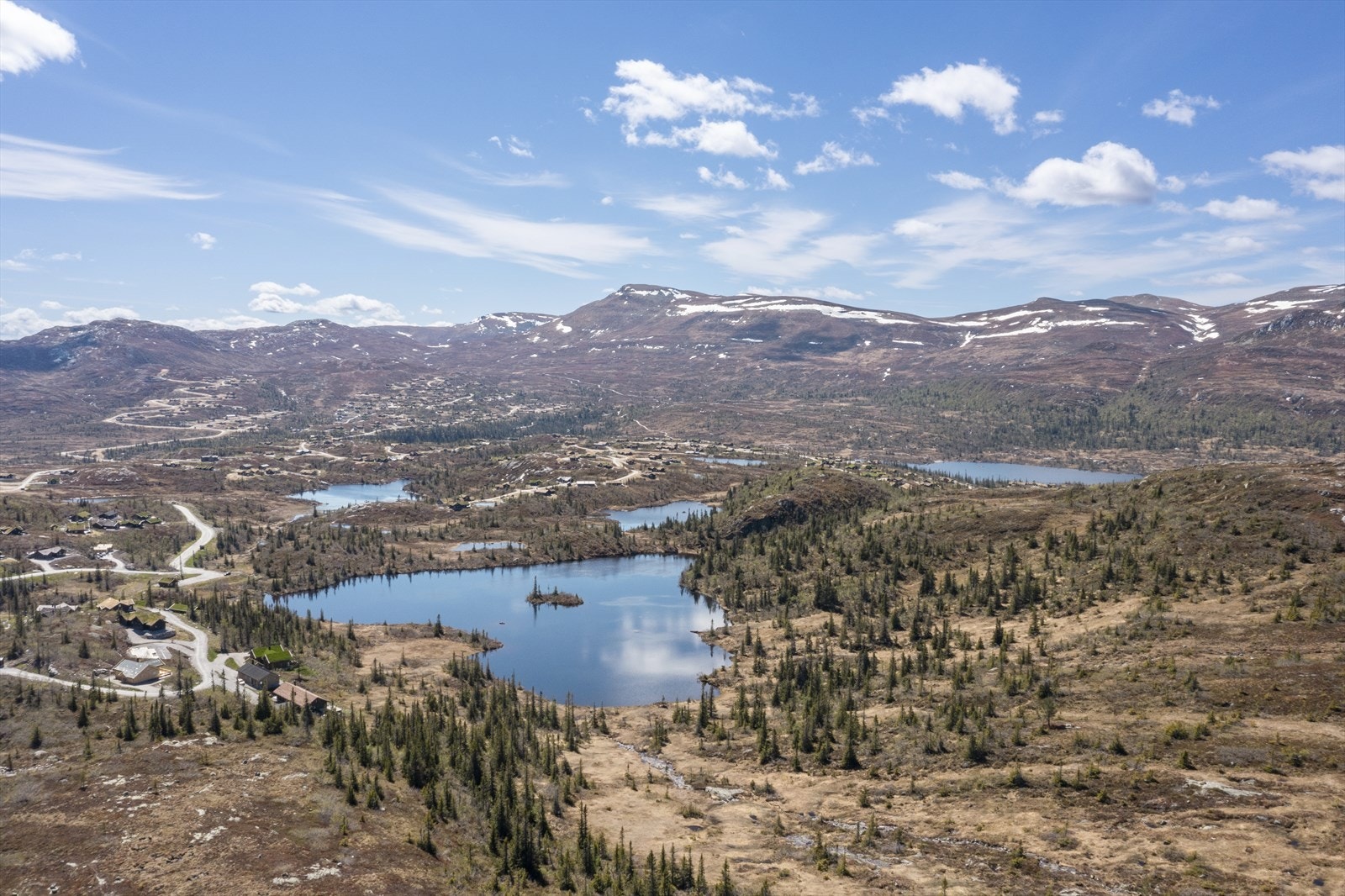 Høgevarde kan by på en rekke gode fiske- og badevann.
Det er opparbeidet sandstrand og grillplass ved Fyrisjø; den største innsjøen i fjellområdet. Galleribilde