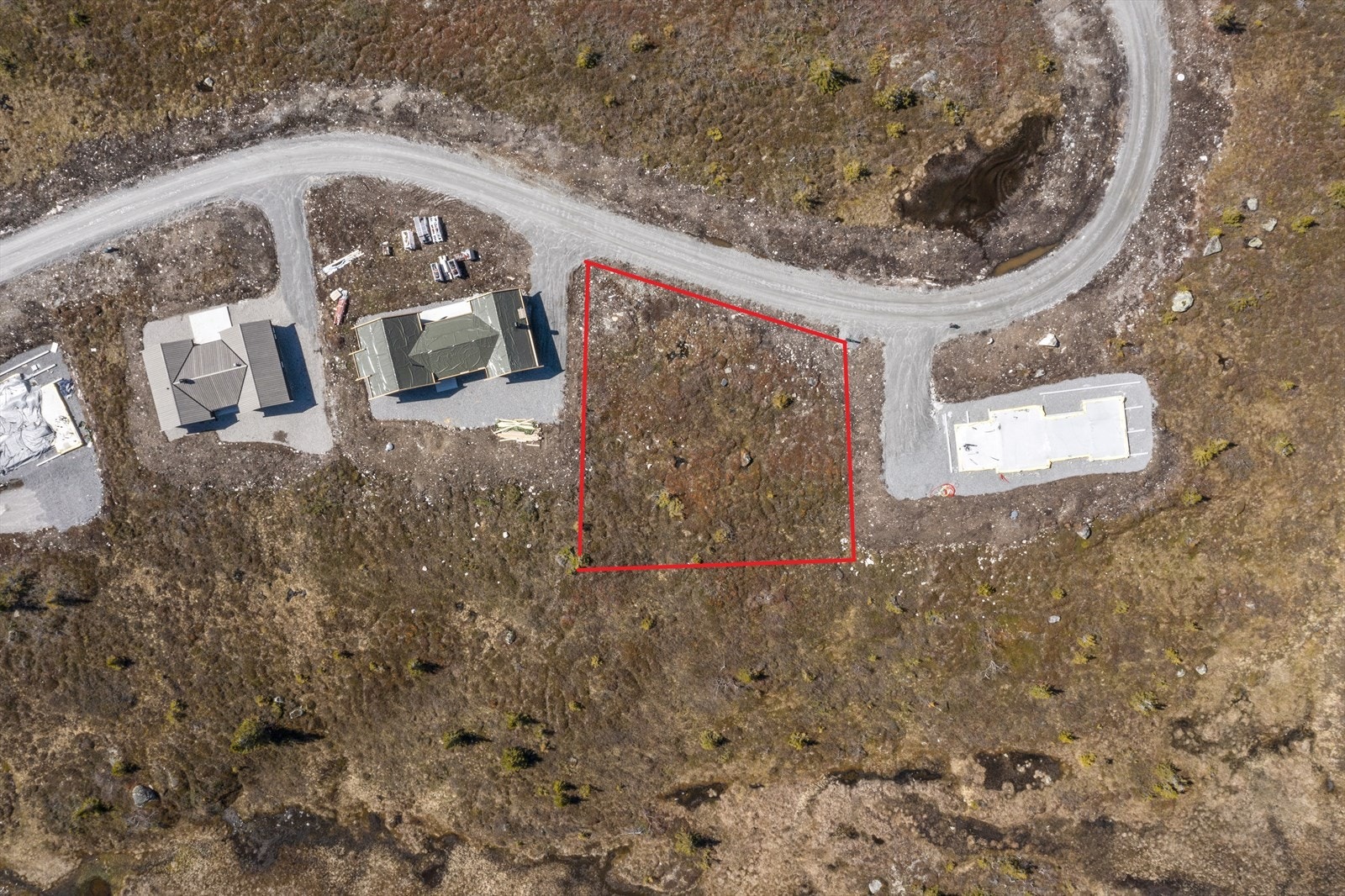 Infrastruktur som vann/avløp, strøm og vei er rett ved tomtegrensen. Galleribilde