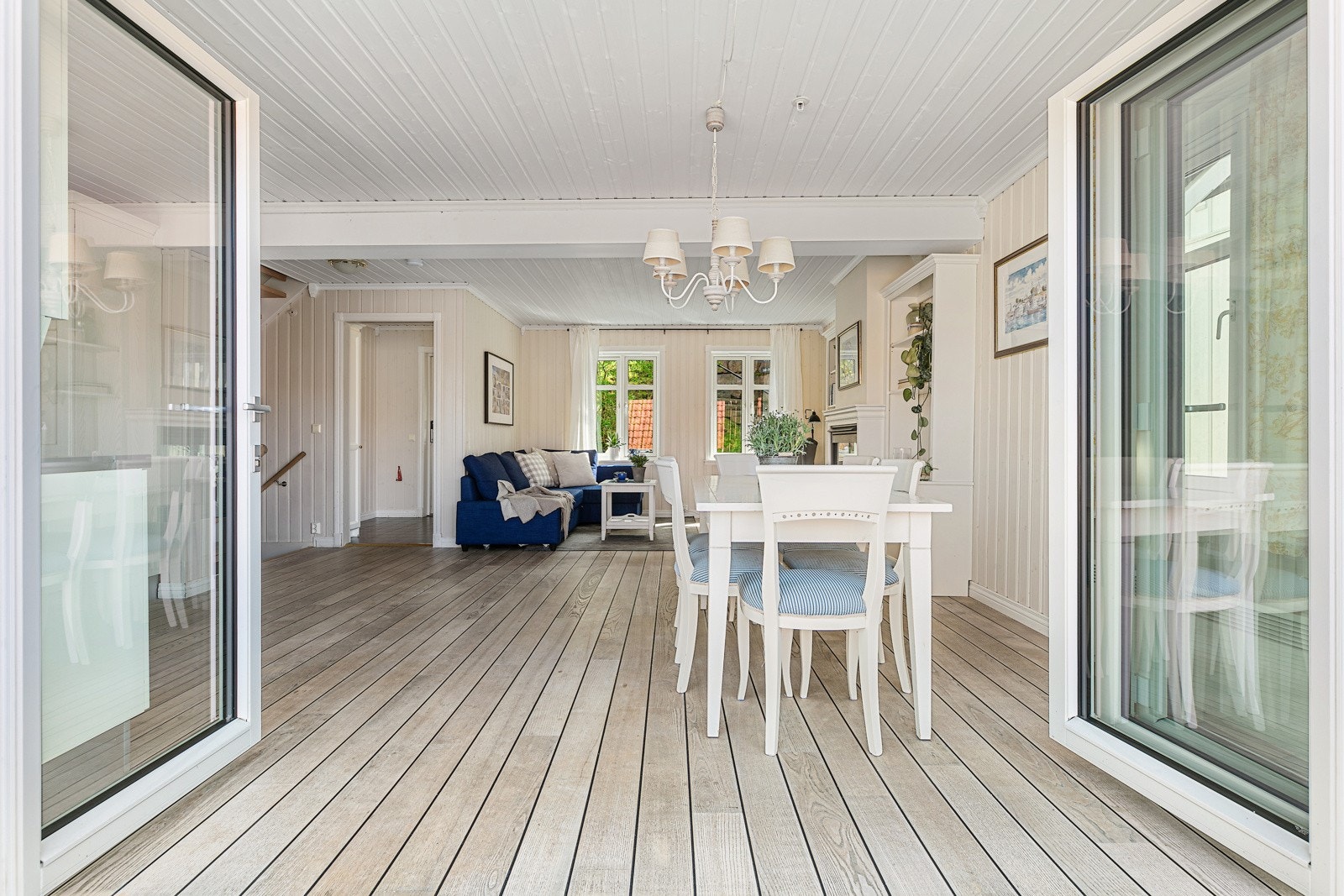 Stuen får rikelig med naturlig lys. Galleribilde