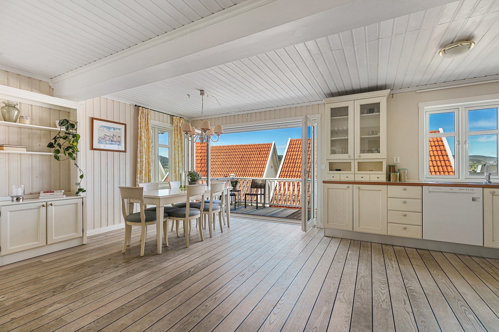 Kjøkkenet ligger med åpen løsning mot stue/spisestue. Galleribilde