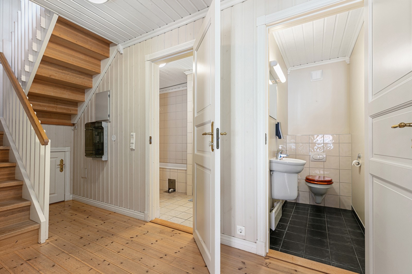 Gang i underetasje. Galleribilde