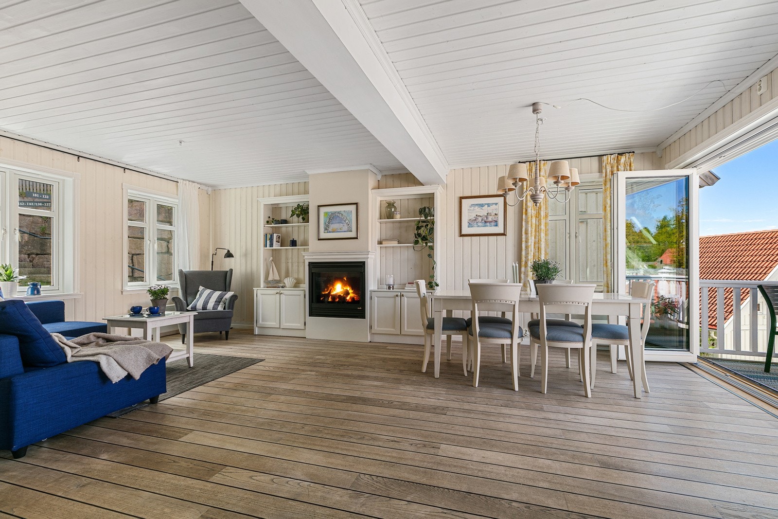 Lys og luftig stue med foldedør mot veranda. Galleribilde