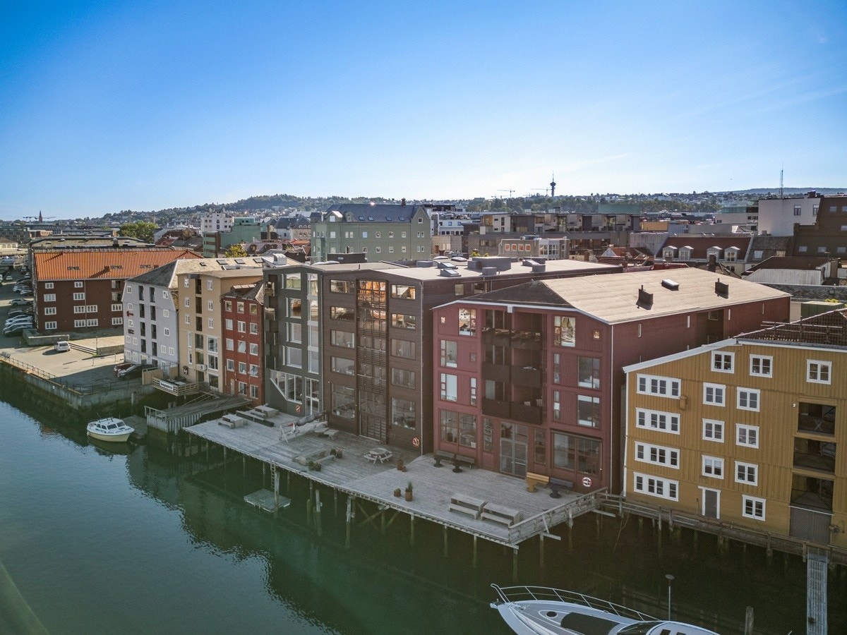 Leietaker disponerer uteplass foran bryggen Galleribilde
