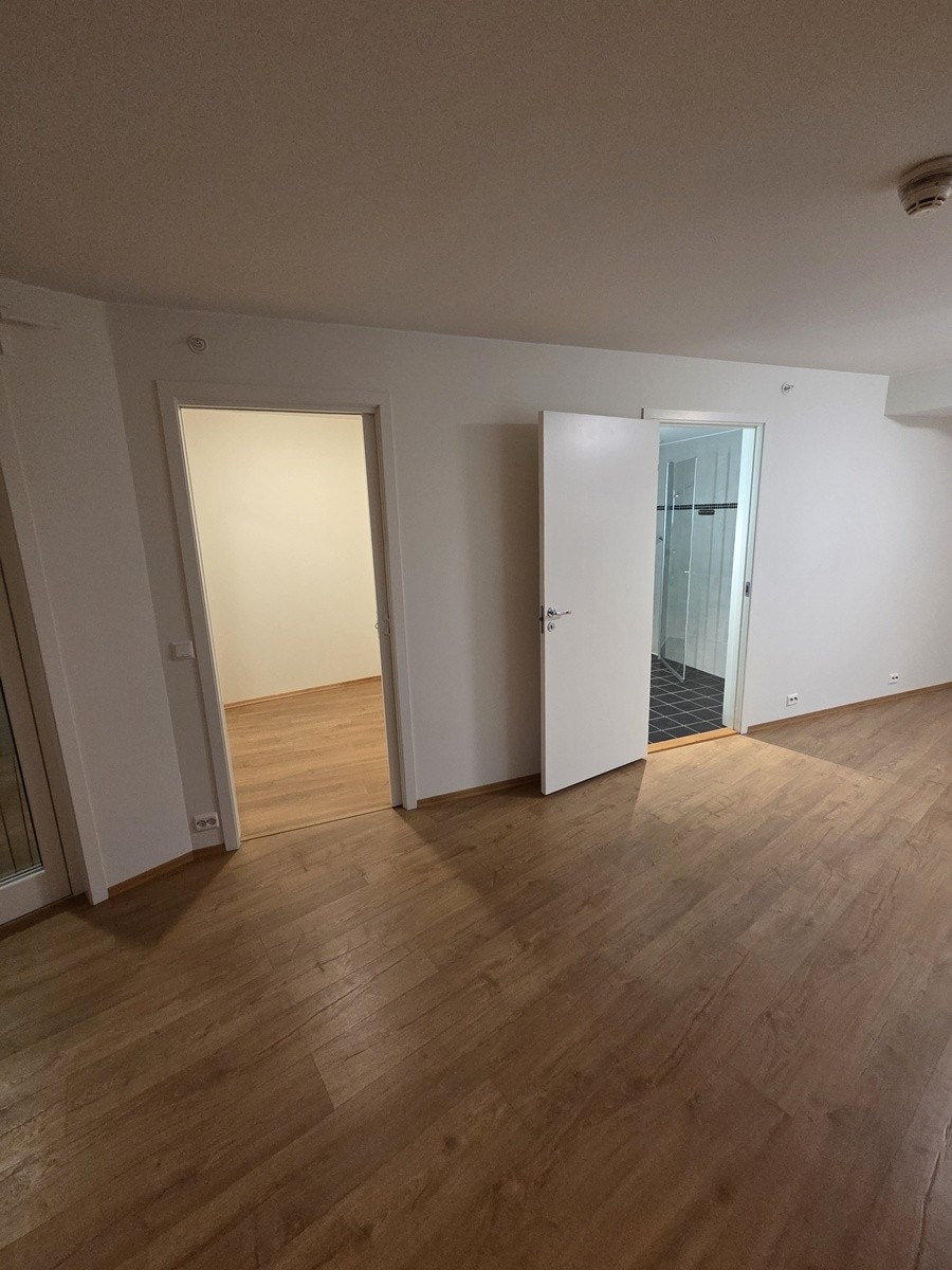 Stuen mot soverom 2/kontor med skyvedørsløsning Galleribilde