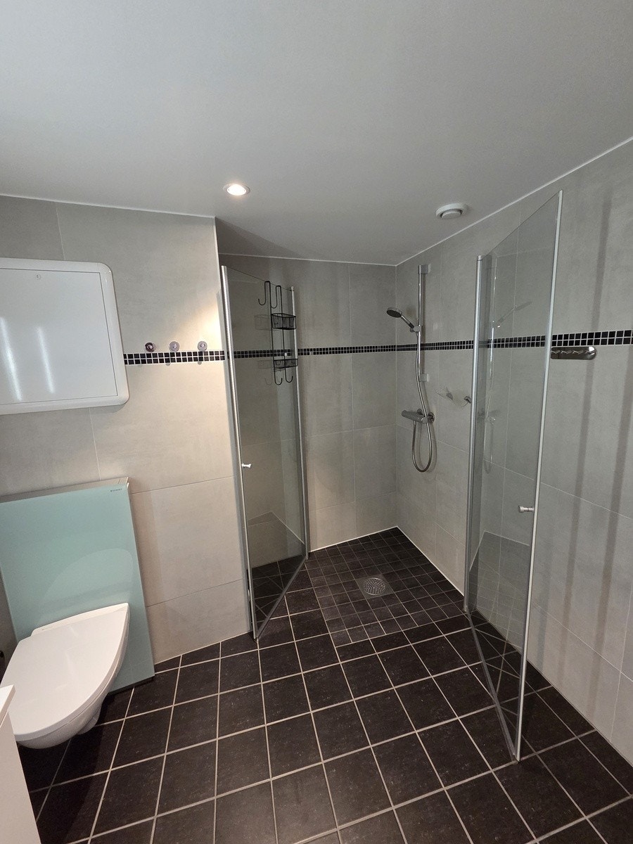 Bad med dusgvegger Galleribilde