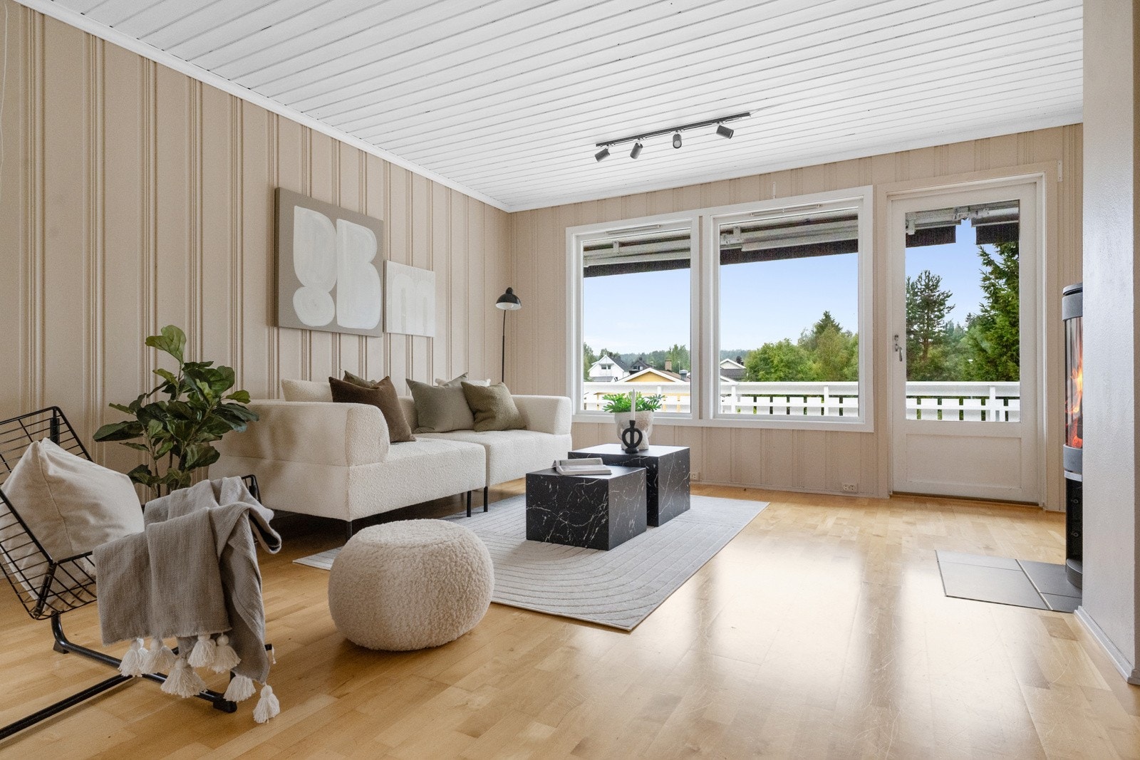 Fra stua er det utgang til sørvendt veranda Galleribilde