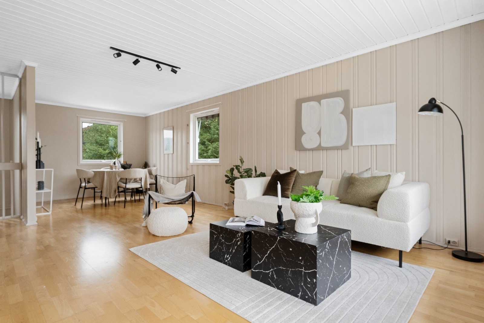 Lysmalt, romslig stue i 1.etg. Galleribilde