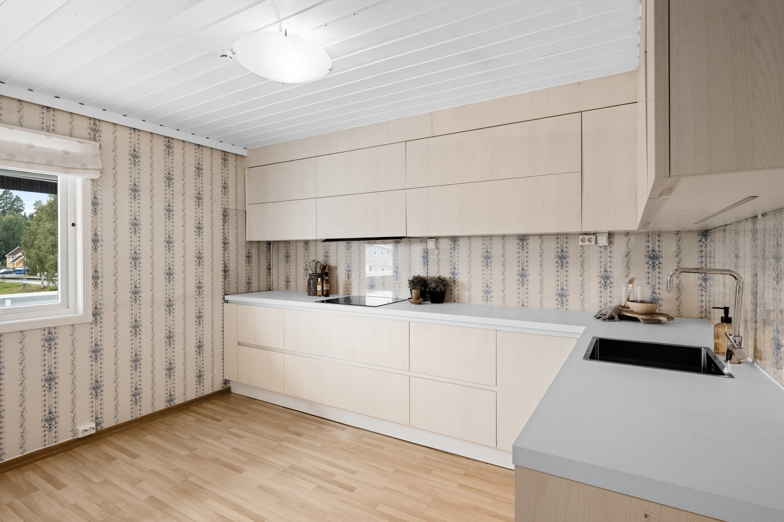 Romslig kjøkken med lyse overflater - kjøkkeninnredning ny i 2017 Galleribilde