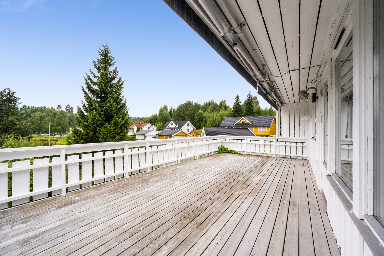Stor veranda med utgang fra stua Galleribilde