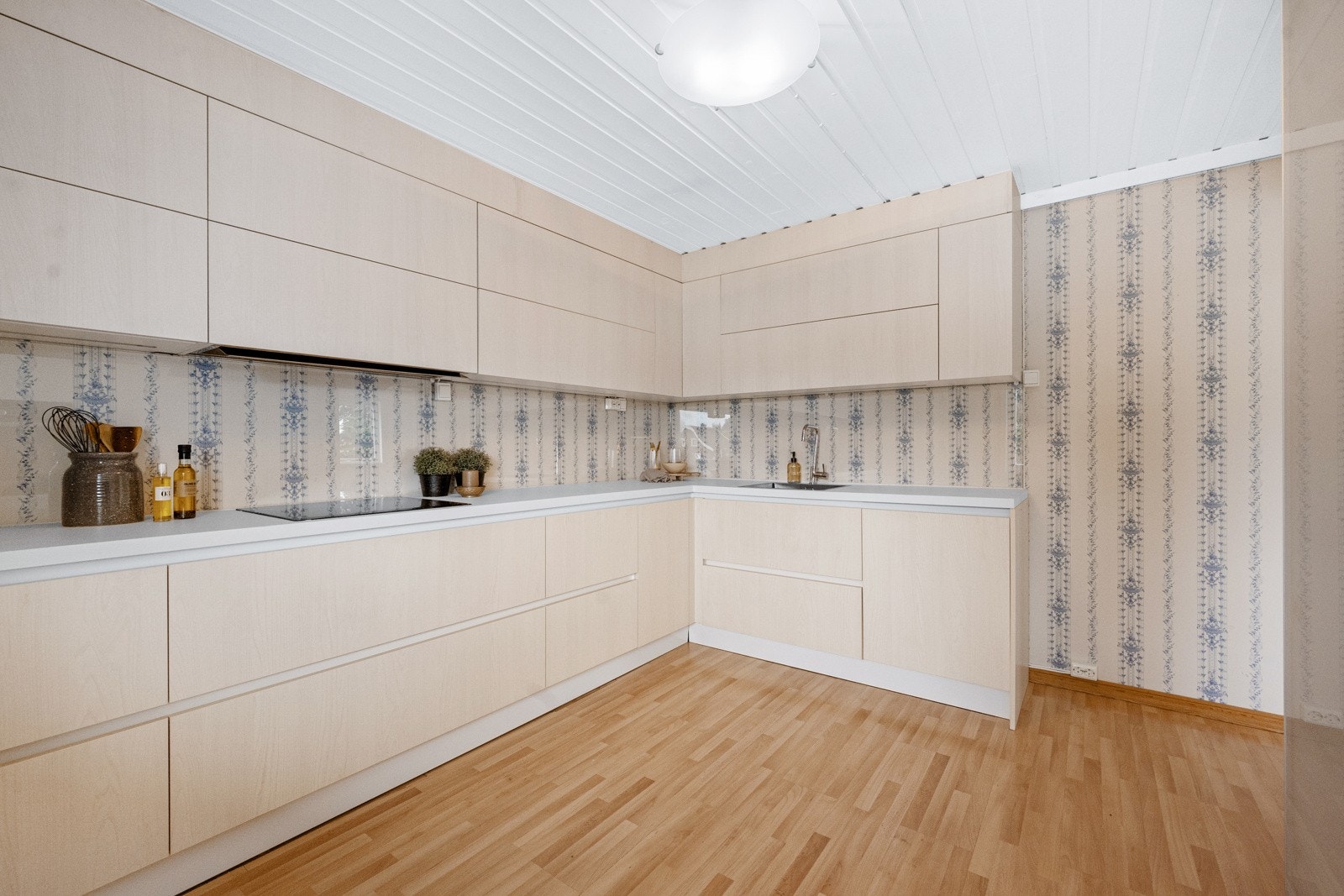 Godt med skap- og benkeplass Galleribilde