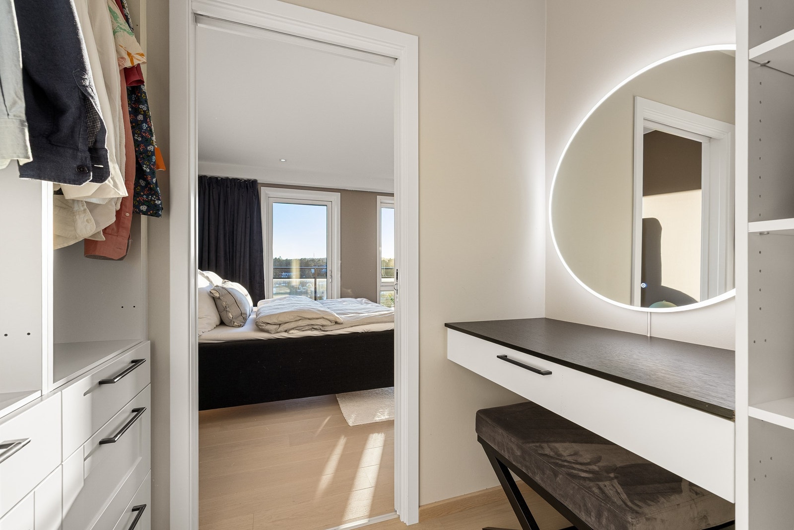 Walk-in closet er omhyggelig innredet med tilpasset innredning. Galleribilde