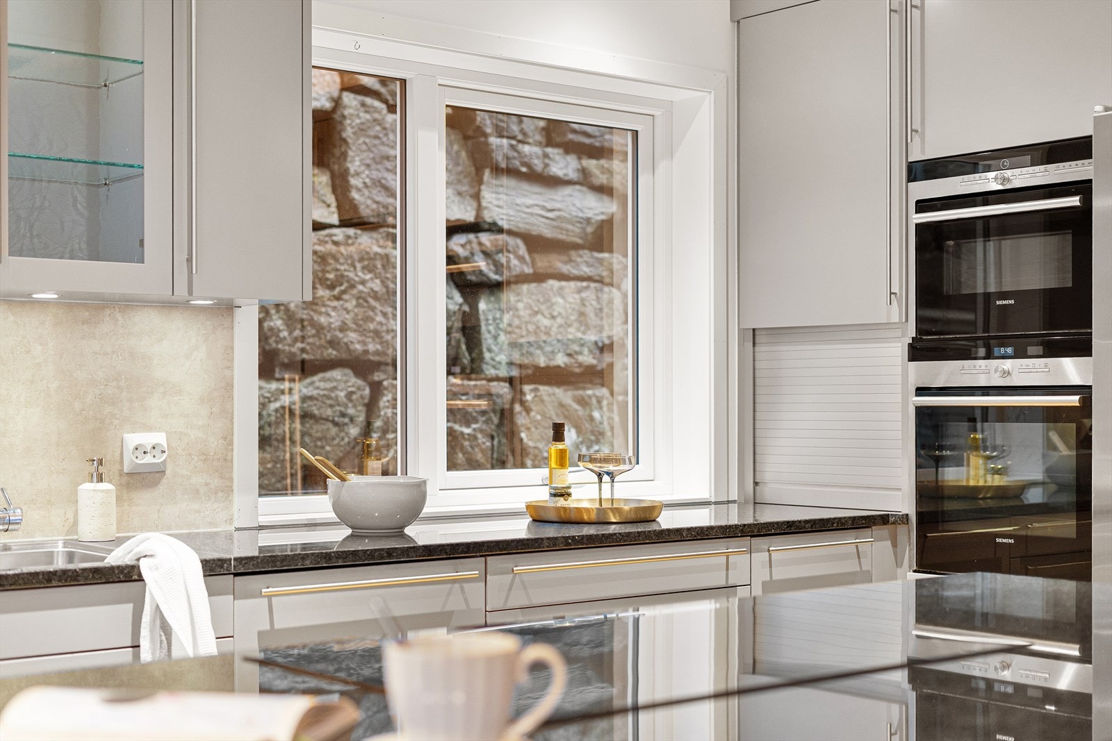 Integrerte hvitevarer som sikrer funksjonalitet. Et kjøkken som innbyr til både hverdag og fest! Galleribilde