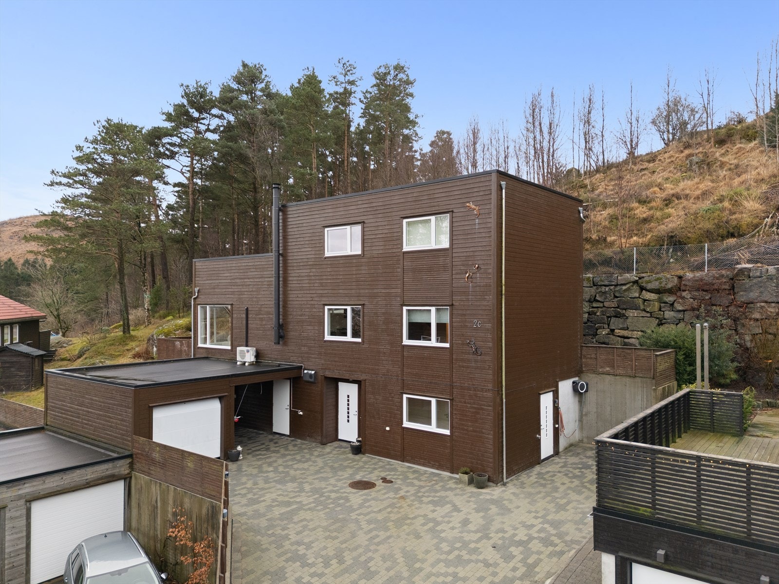 Boligen har en attrativ beliggenhet i et etablert boligområde på Opstad på Ålgård. Dette er et barnevennlig område med trygg skolevei til Bærland barneskole. Galleribilde