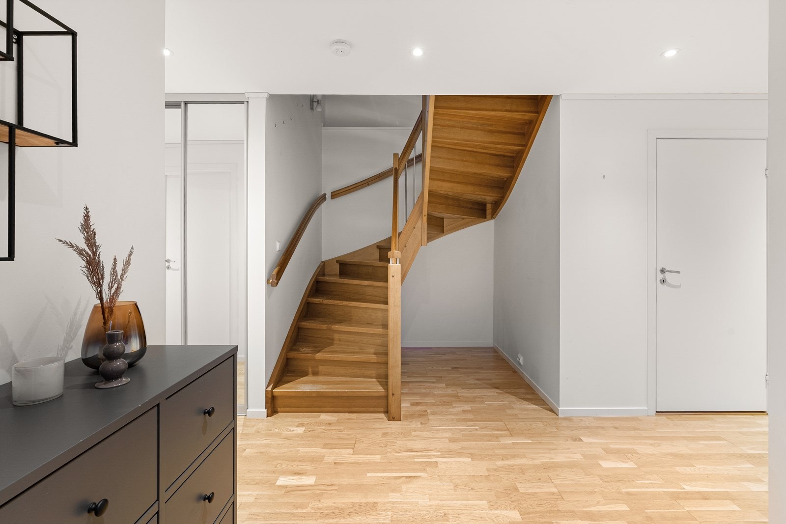 Denne boligen holder en gjennomgående god standard, med moderne løsninger og kvalitetsmaterialer som sikrer god bokvalitet for mange år fremover. Galleribilde