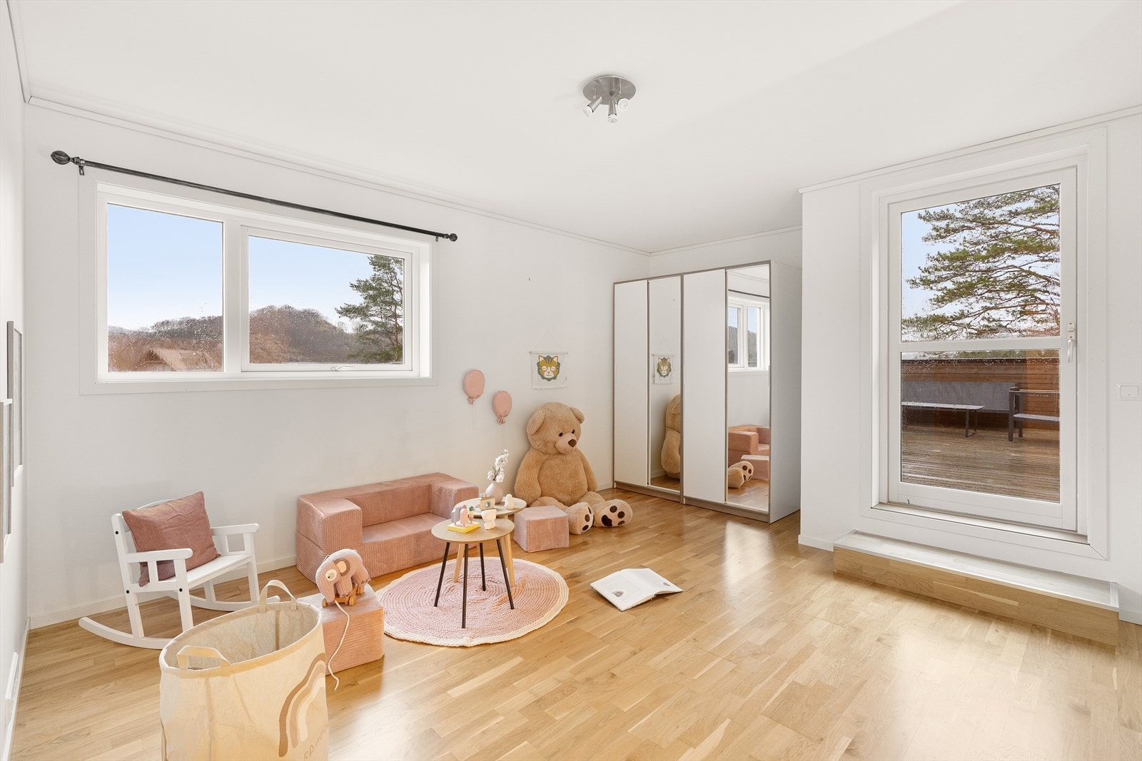 Lys og innbydende stue i etasjen, ideell som et ekstra oppholdsrom. Dør i ut til takterrassen. Galleribilde