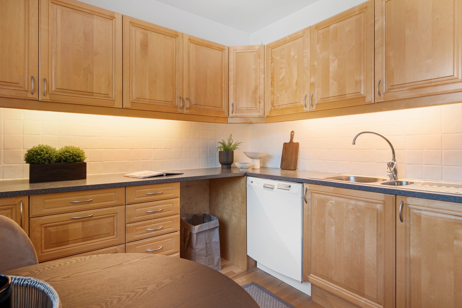 Mye skap og benkeplass på kjøkkenet. Plass og opplegg for vaskemaskin på kjøkken. Galleribilde