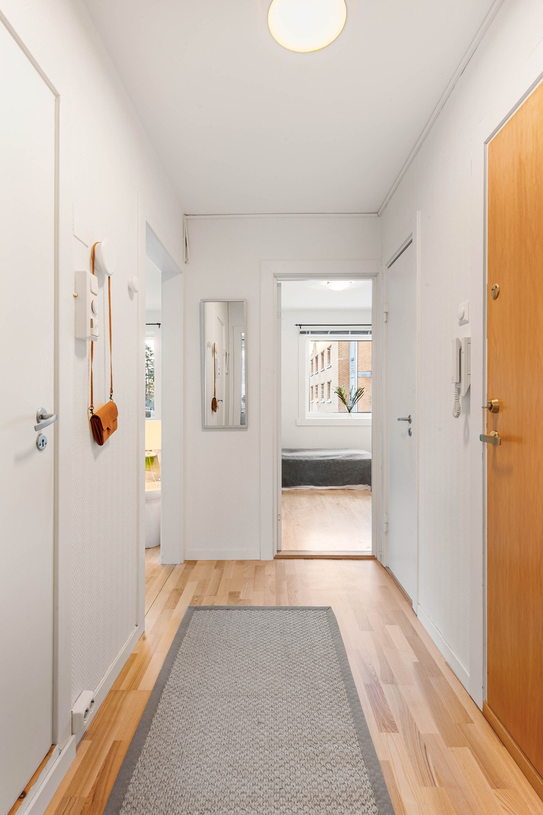 Innbydende entré med liten bod til å henge fra seg yttertøy og oppbevaring av sko Galleribilde