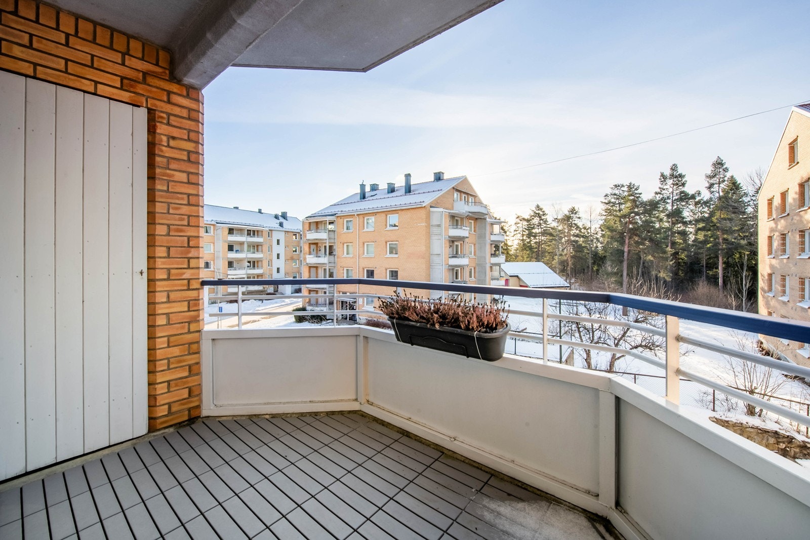 Romslig og solrik balkong med god plass til stoler og bord, samt praktisk bod for lagring Galleribilde