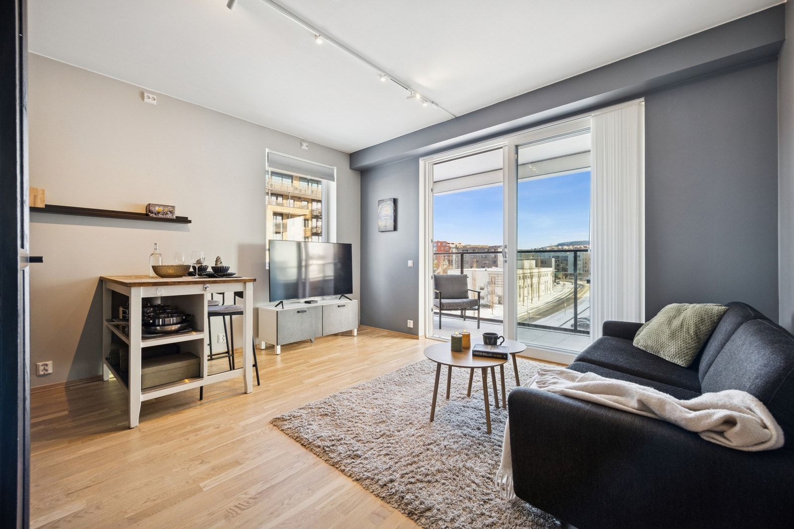 Her får man åpen stue/kjøkkenløsning på ca. 17,4 m², og alt du kan forvente av moderne kvaliteter. Galleribilde