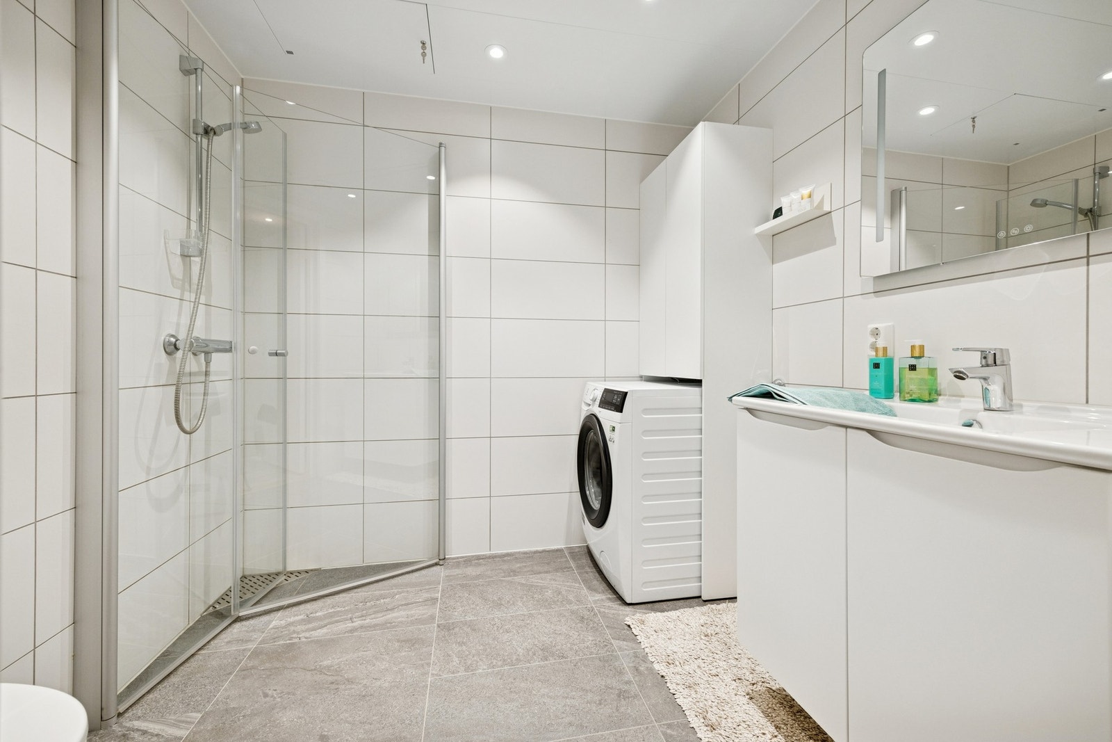 Flislagte vegger og gulv med vannbåren gulvvarme. Opplegg for vaskemaskin. Galleribilde