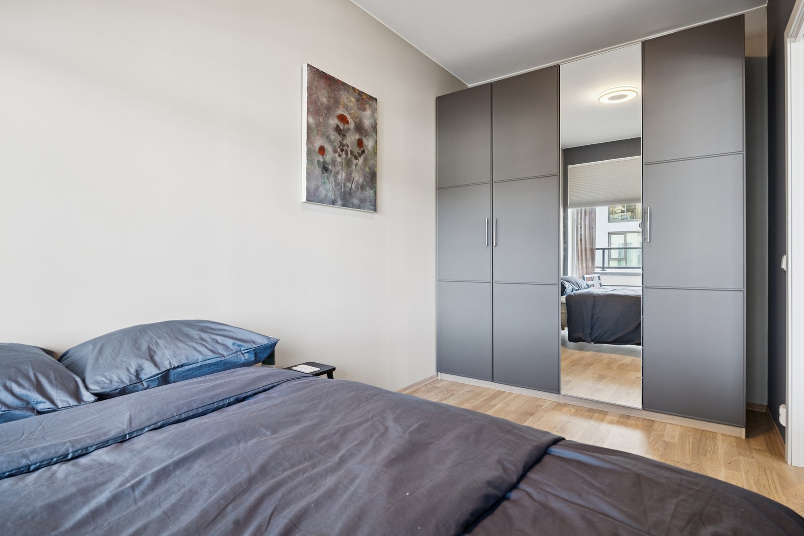 Innredet med garderobeskap som medfølger handelen. Galleribilde