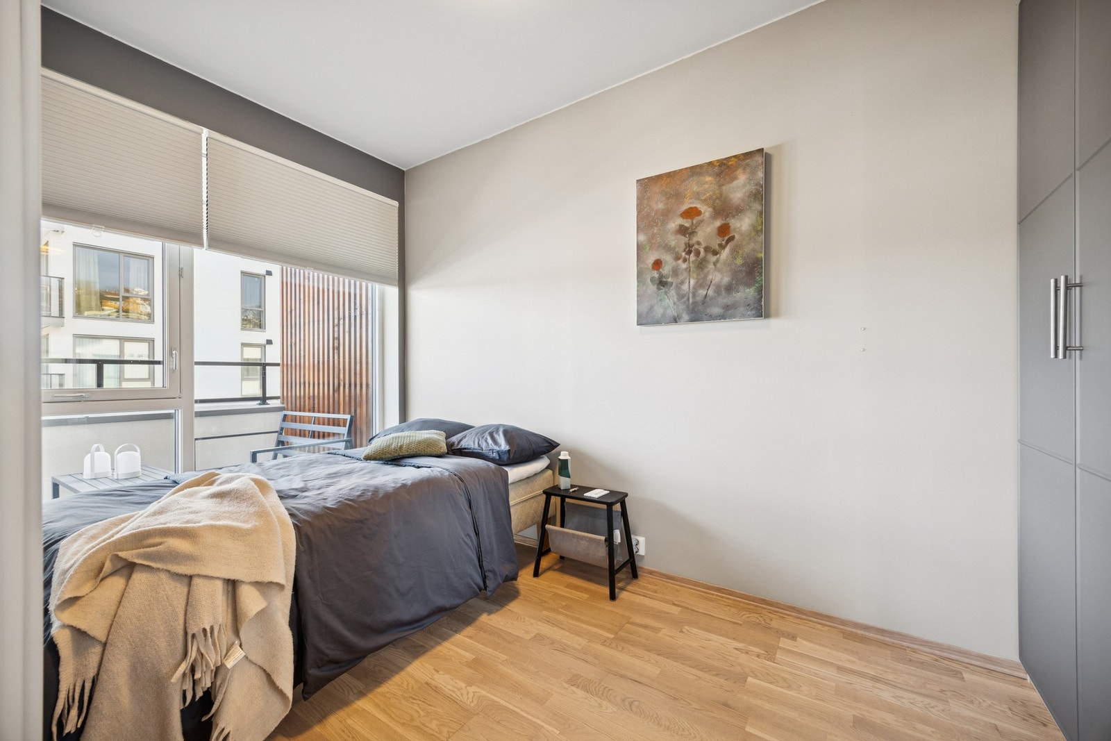 Hovedsoverommet er på ca. 8,6 m² og har god plass til dobbeltseng. Galleribilde