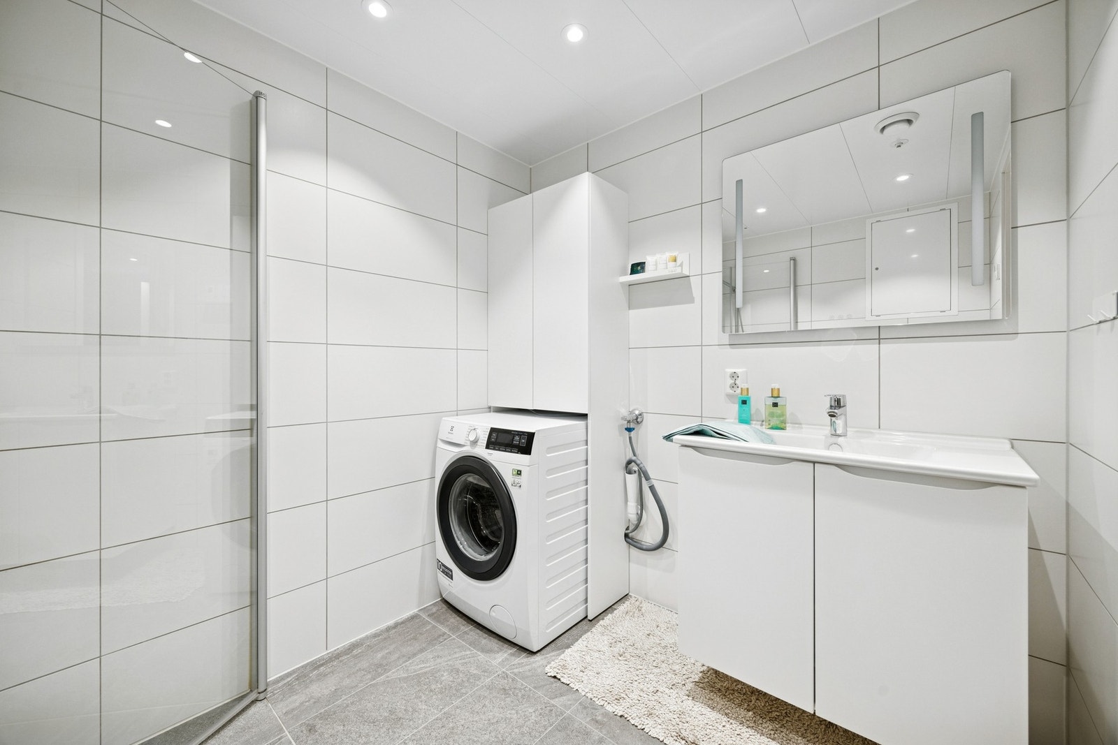 Lyst og stilrent baderom i meget god stand. TG0 i tilstandsrapporten. Galleribilde