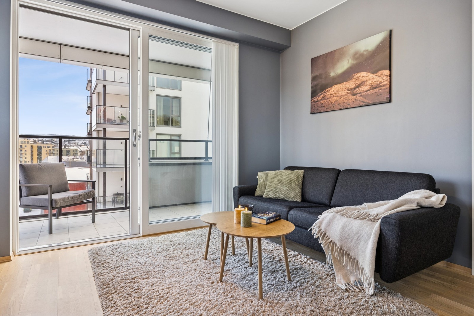 Stuen har god plass til sofagruppe med naturlig plassering ved vindusflatene. Galleribilde