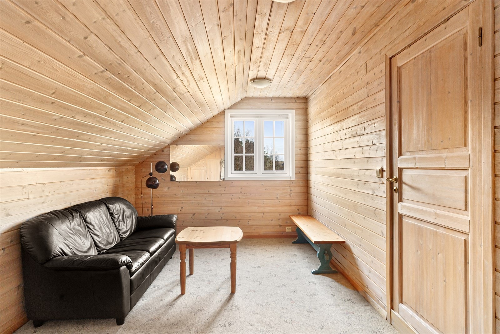 Soverom 2. Dør inn til bad fra dette soverommet. Dette soverommet er på de opprinnelige tegningene inntegnet som en del av loftstuen. Galleribilde