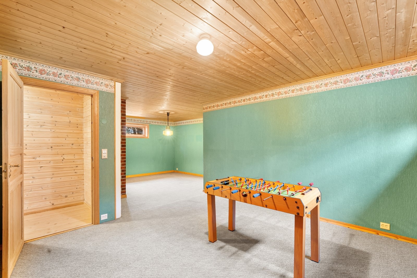 Kjellerstue av god størrelse. Galleribilde