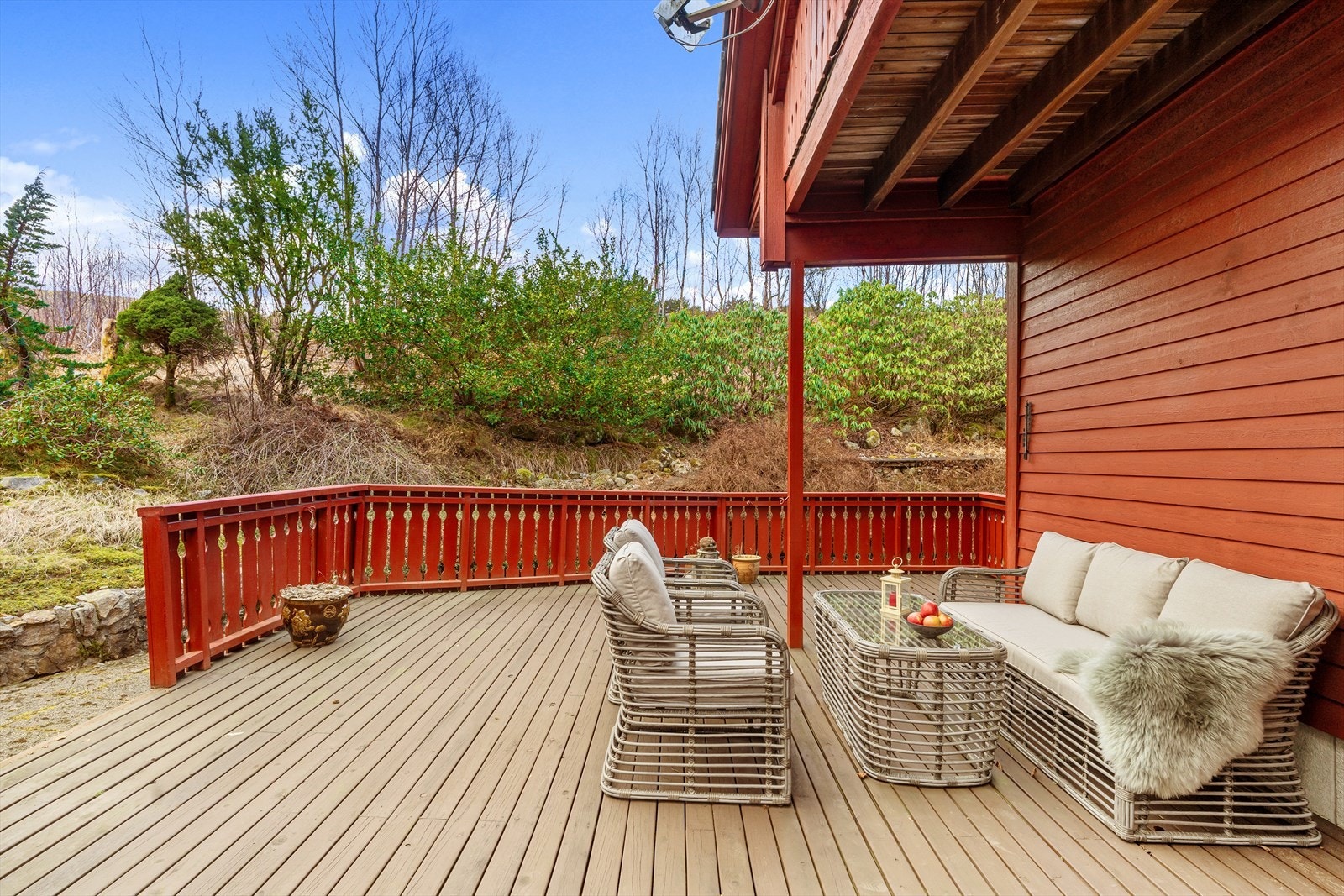 Uteområdet består av en skjermet terrasse av god størrelse. Hage med mange muligheter. Eiendommen grenser til friområde. Galleribilde