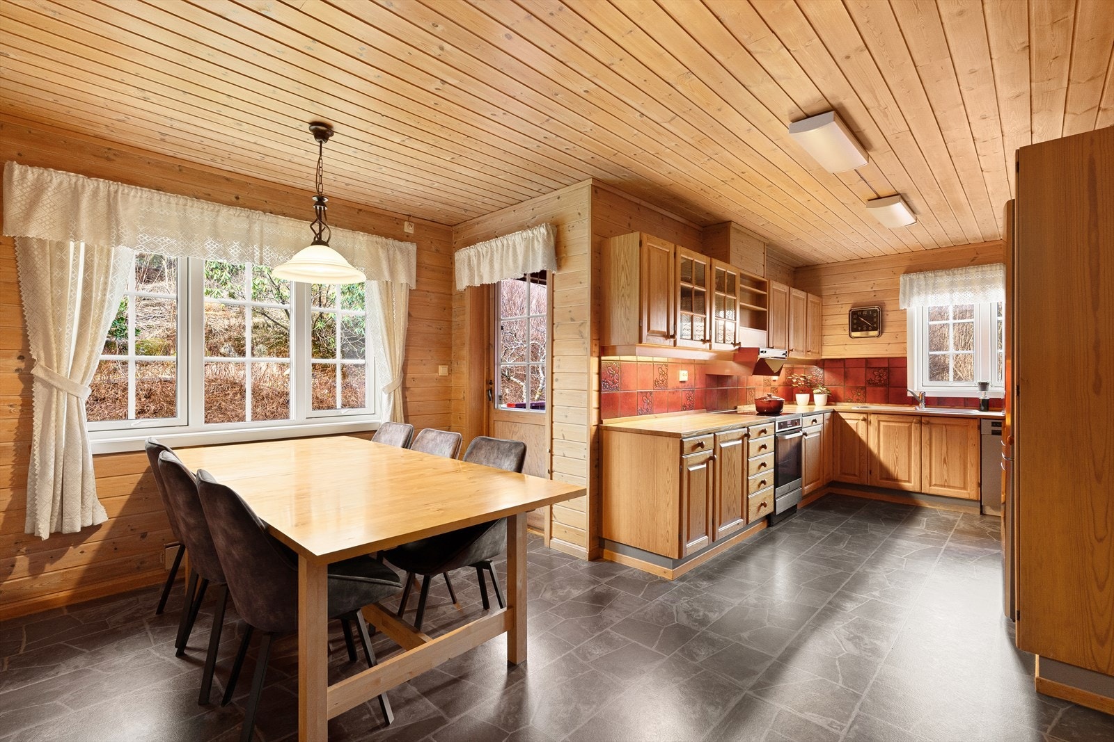 Kjøkkenet av god størrelse og dør ut til uteområde bak boligen. Galleribilde